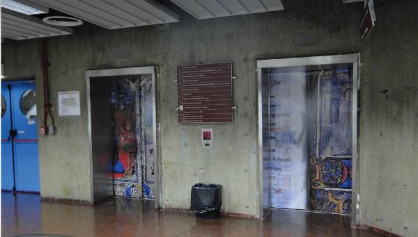 Ploteo y colocación de vinilos autoadhesivos osbre puertas de ascensores